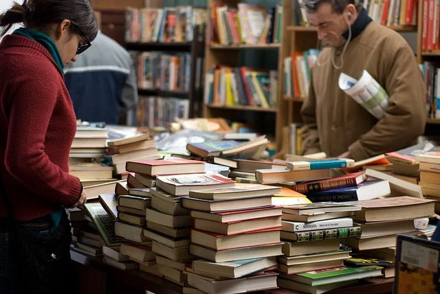 Patrons at a bookstore. Photo by memyselfaneye on Pixabay.