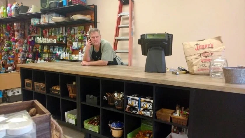 A busy staff transacting on a call on the counter.